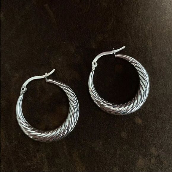 #2 NEW Silver Antiqued Hoop Earrings - Picture 4 of 5